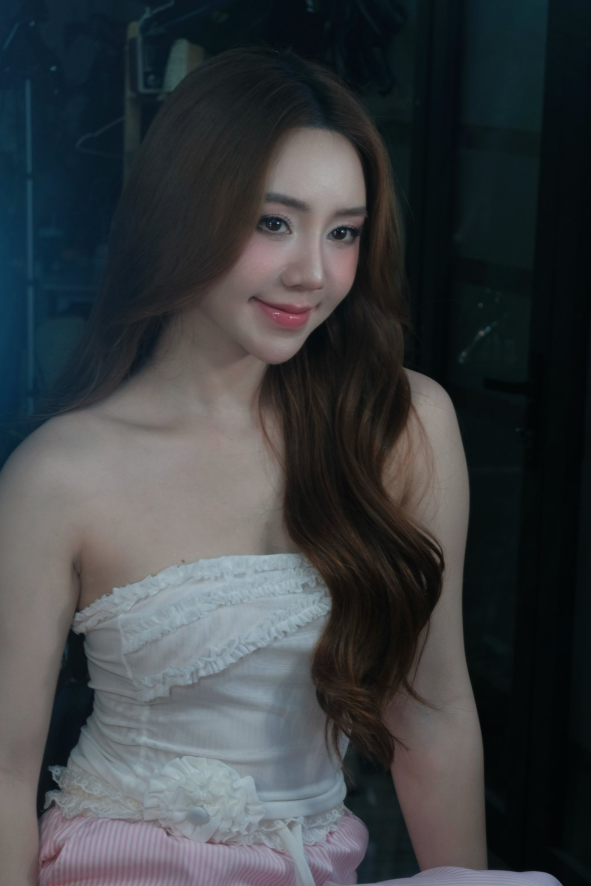 Diễn viên Quỳnh Kool khoe cận nhan sắc, cô diện áo quây ngang gợi cảm. Ảnh: FB Quỳnh Nguyễn