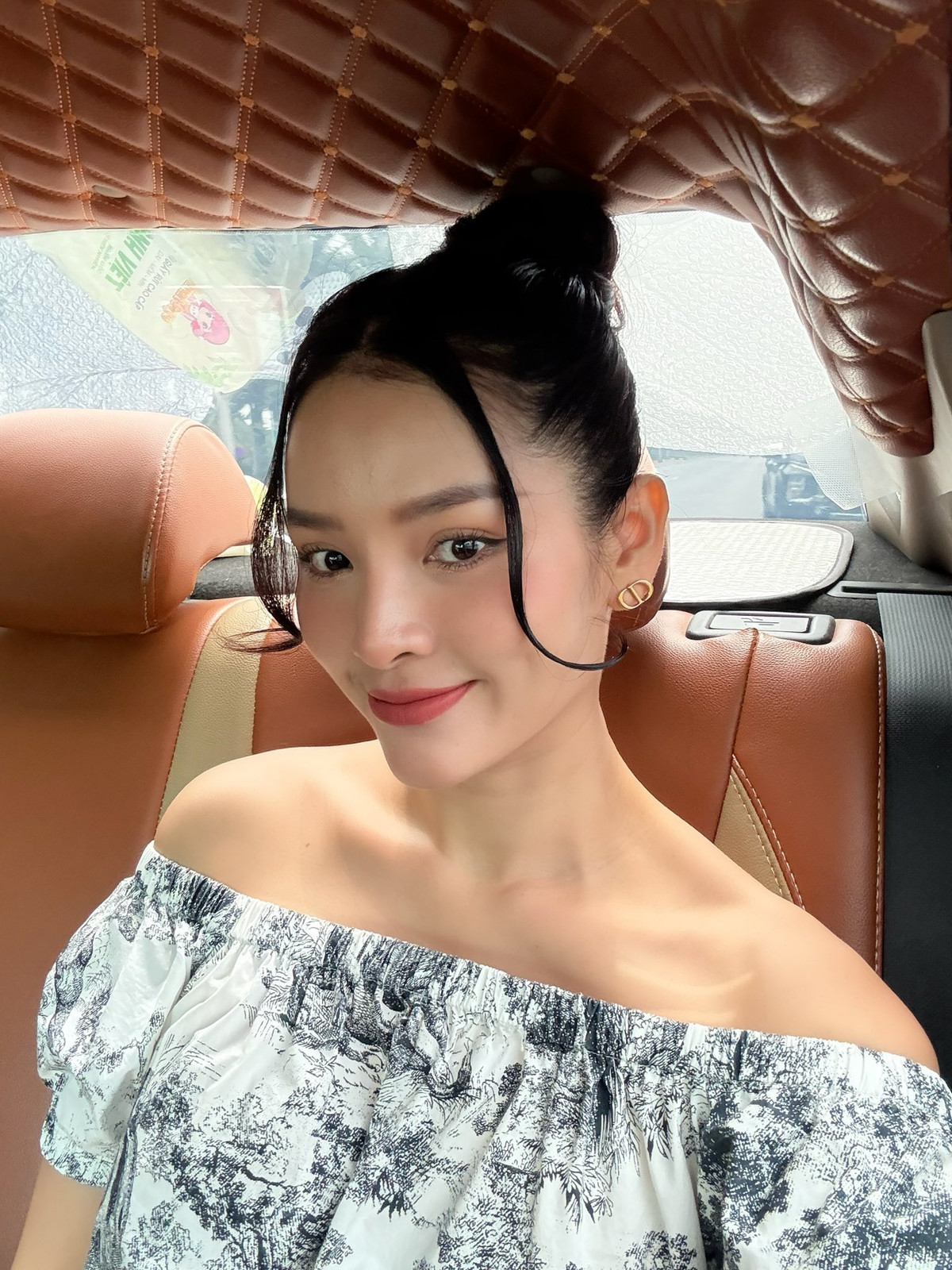 Vòng eo thon gọn, đường cong gợi cảm cùng thần thái rạng rỡ của "mẹ 3 con" khiến dân mạng không khỏi trầm trồ. Ảnh: FB Phương Trinh Jolie