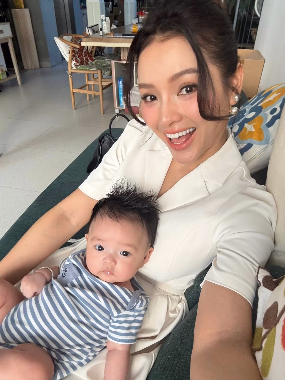 Đầu tháng 1, vợ chồng Phương Trinh Jolie - Lý Bình hạnh phúc chào đón con trai út - bé Loka (tên thật Quan Kinh Quân). Hiện tại, bé Loka được 3 tháng tuổi. Ảnh: FB Phương Trinh Jolie