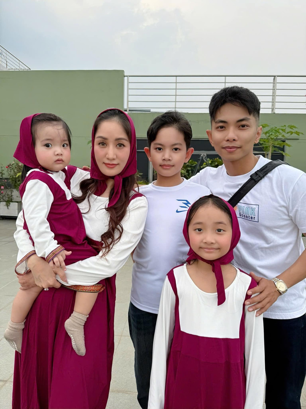 Gia đình Khánh Thi - Phan Hiển chụp ảnh vui nhộn. Ảnh: FB Khanh Thi Phan Hien