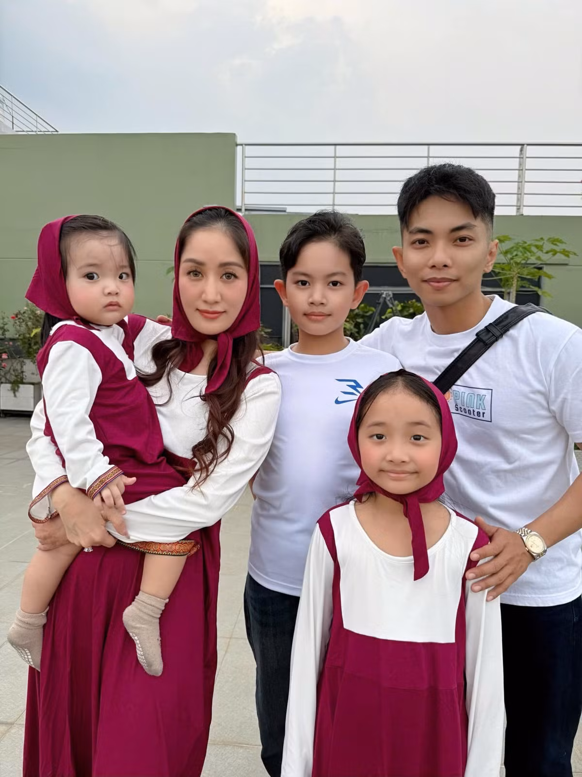Gia đình Khánh Thi - Phan Hiển chụp ảnh vui nhộn. Ảnh: FB Khanh Thi Phan Hien