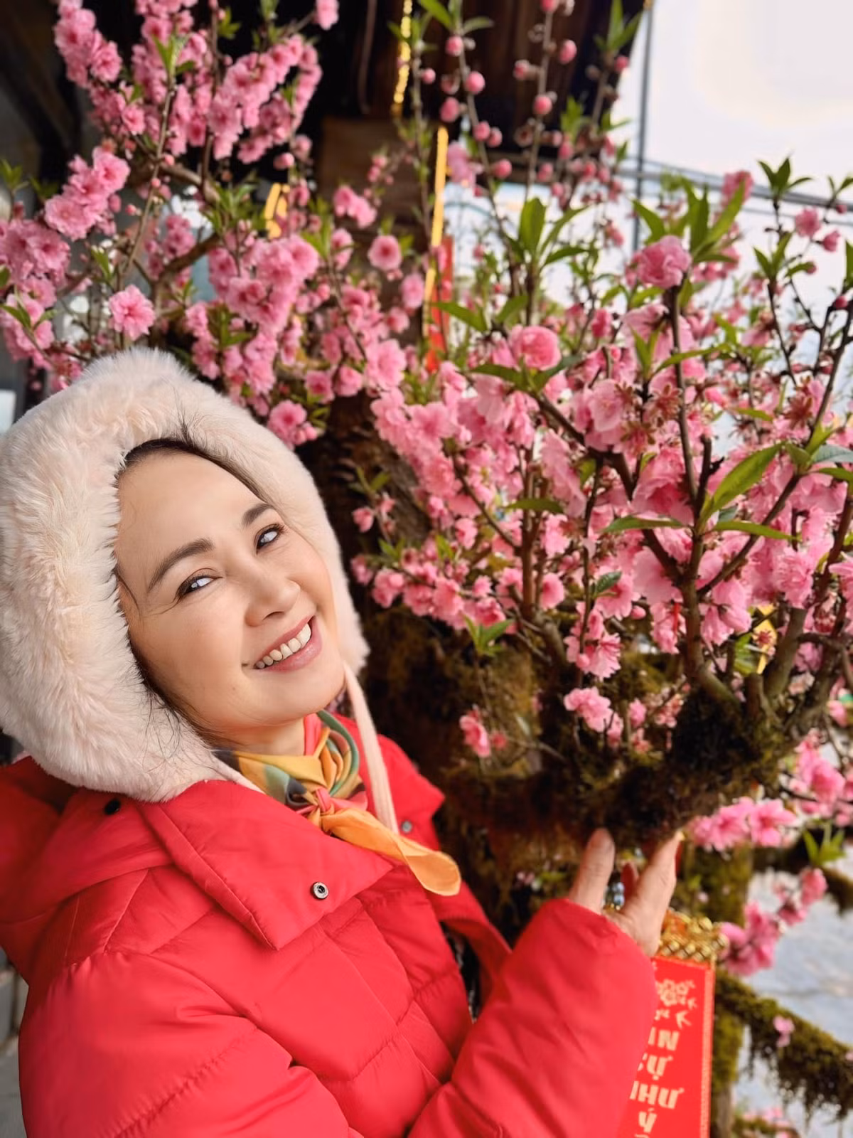 NSND Lan Hương vẫn thấy chưa hết xuân. Ảnh: FB Lan Hương Bông