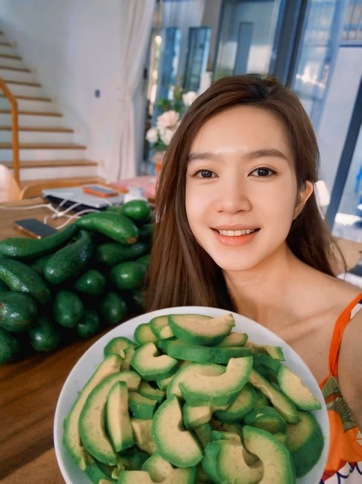 Minh Hà khoe cây bơ nhà trồng sai quả. Ảnh: FB Minh Hà