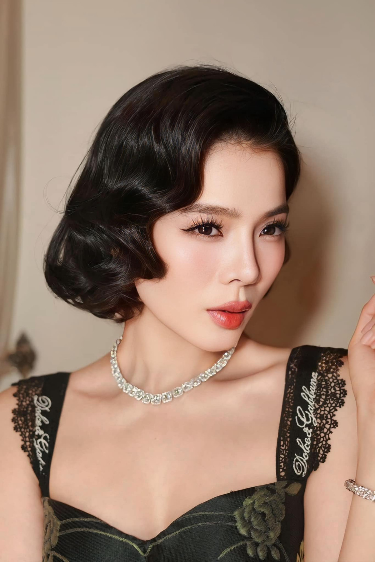 Đăng ảnh mới, Lệ Quyên tâm sự: "Lúc đôi mươi, mình nghĩ chắc tuổi 40 mình dừ lắm, như kiểu một bà trung niên nghiêm khắc, khó tính. Thế mà đến lúc 40 thì đúng là thế thật các bác ạ. Có điều, may quá chưa dừ, chỉ vừa chín tới thôi". Ảnh: FB Lệ Quyên