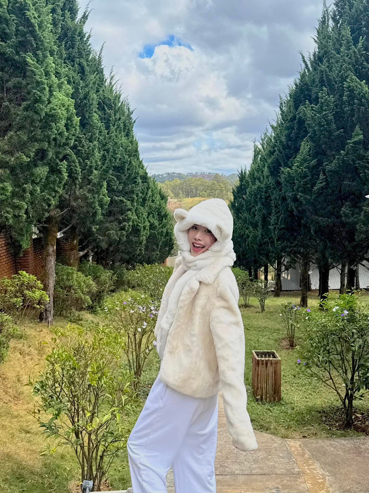 Trang Pháp mặc kín mít, tạo dáng vui nhộn khi đến Đà Lạt. Ảnh: FB Trang Phap