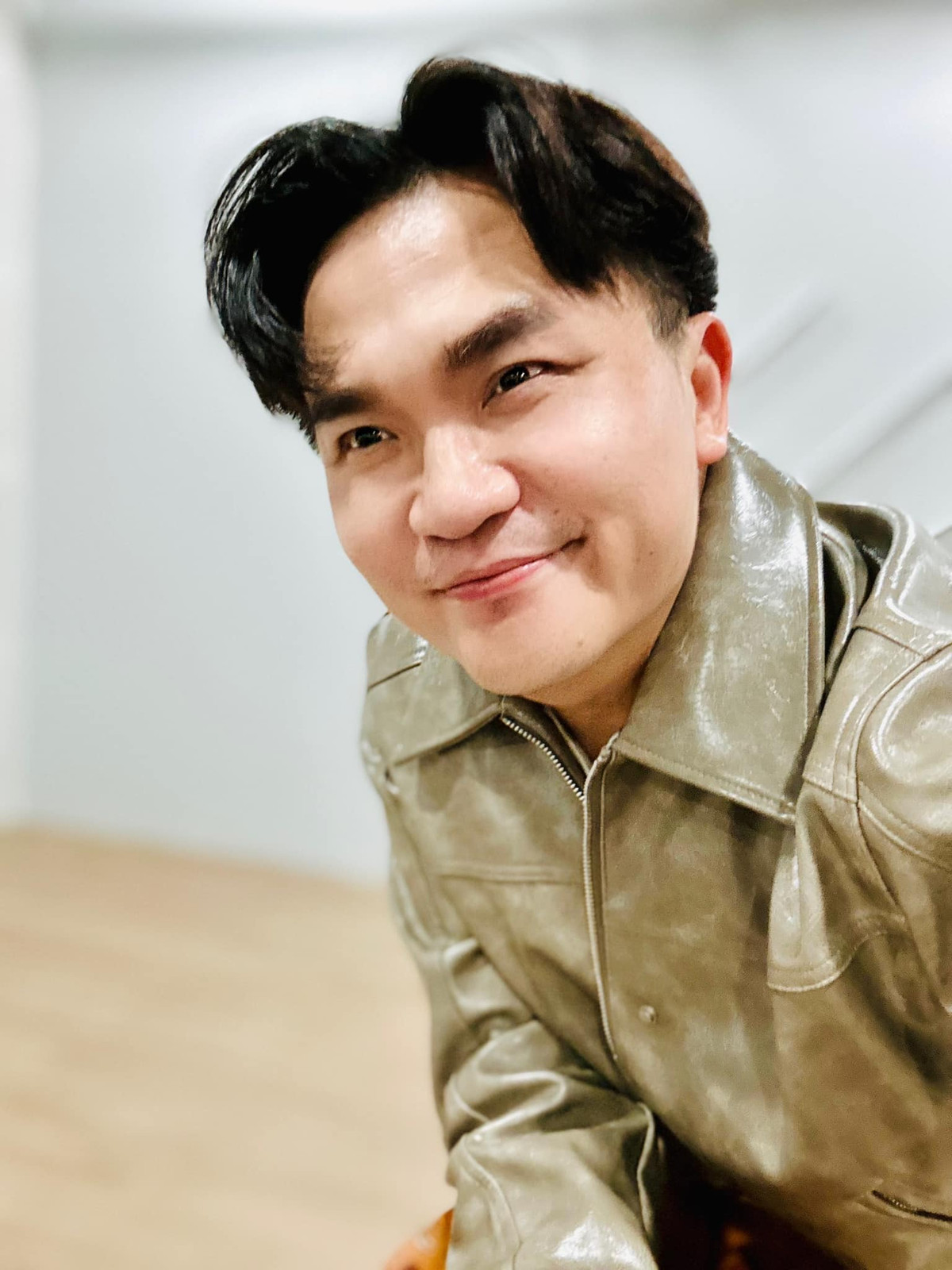 MC Đại Nghĩa cắt kiểu tóc đặc trưng của ca sĩ Đan Trường. Ảnh: FB Bùi Đại Nghĩa