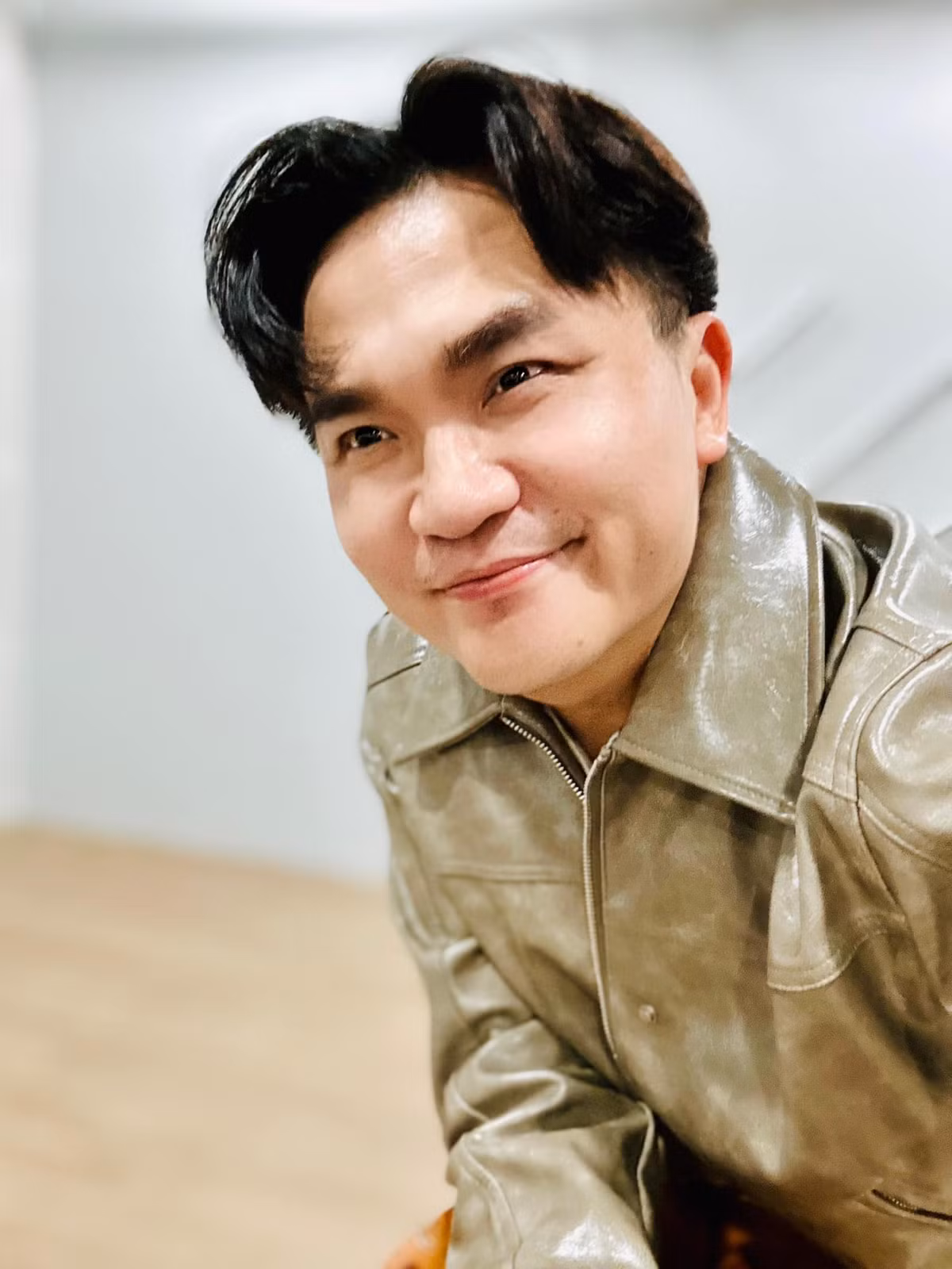 MC Đại Nghĩa cắt kiểu tóc đặc trưng của ca sĩ Đan Trường. Ảnh: FB Bùi Đại Nghĩa