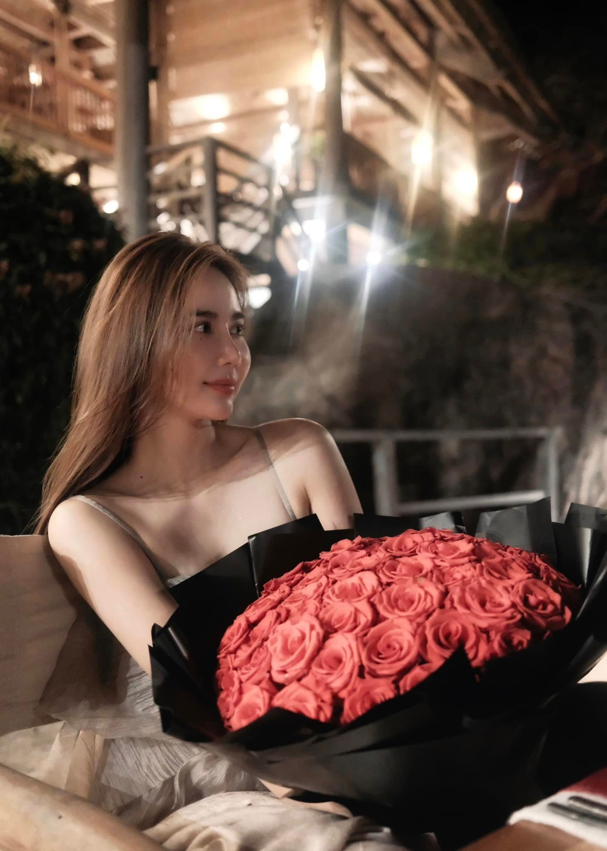 Diễn viên Huyền Lizzie chụp ảnh cùng bó hoa hồng lớn. Ảnh: FB Phan Minh Huyền