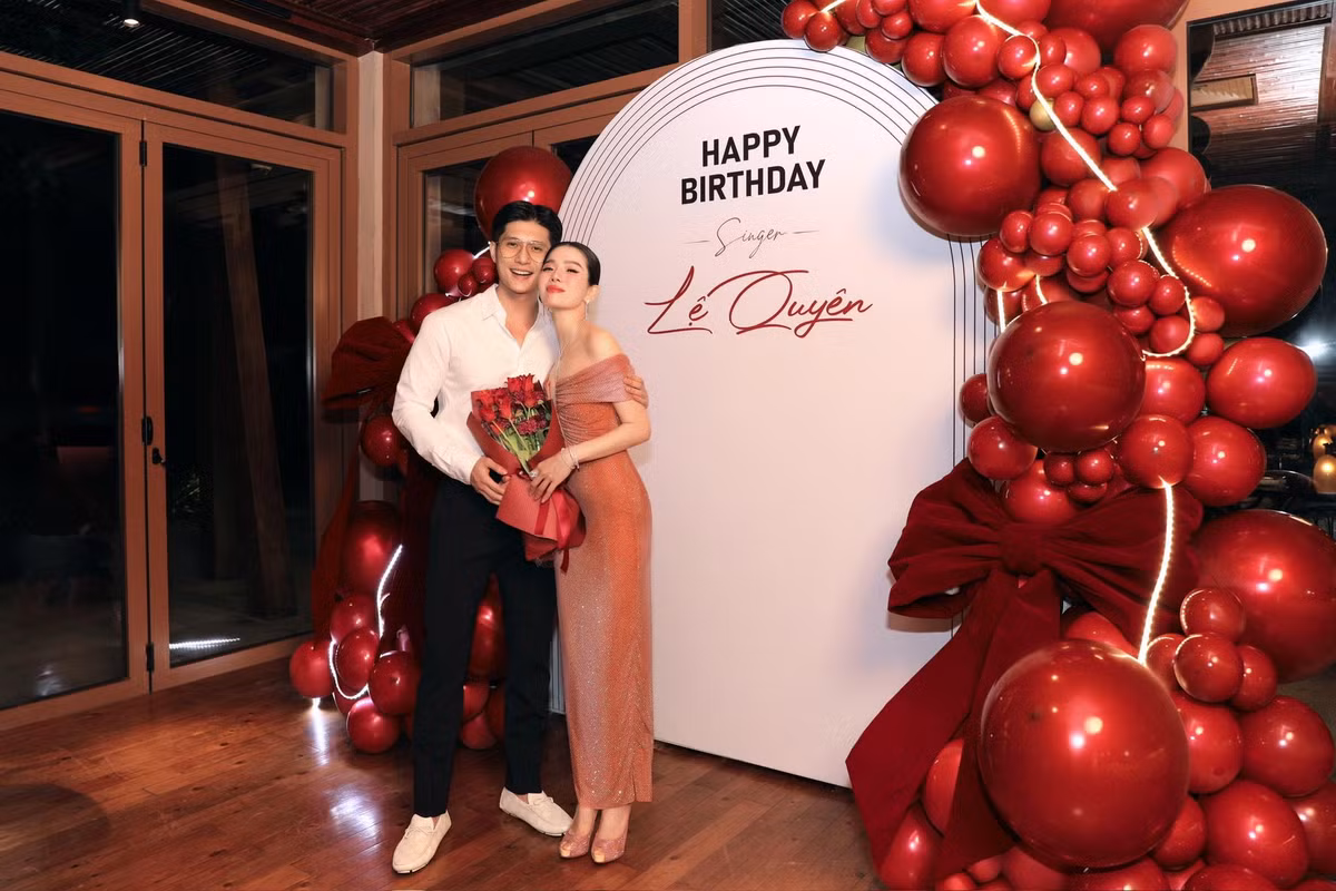 Từ váy dự tiệc sang trọng đến những thiết kế dạo phố năng động, Lệ Quyên đều biết cách lựa chọn những phom dáng tôn trọn vóc dáng thon gọn và những đường cong "nóng bỏng". Ảnh: FB Lệ Quyên