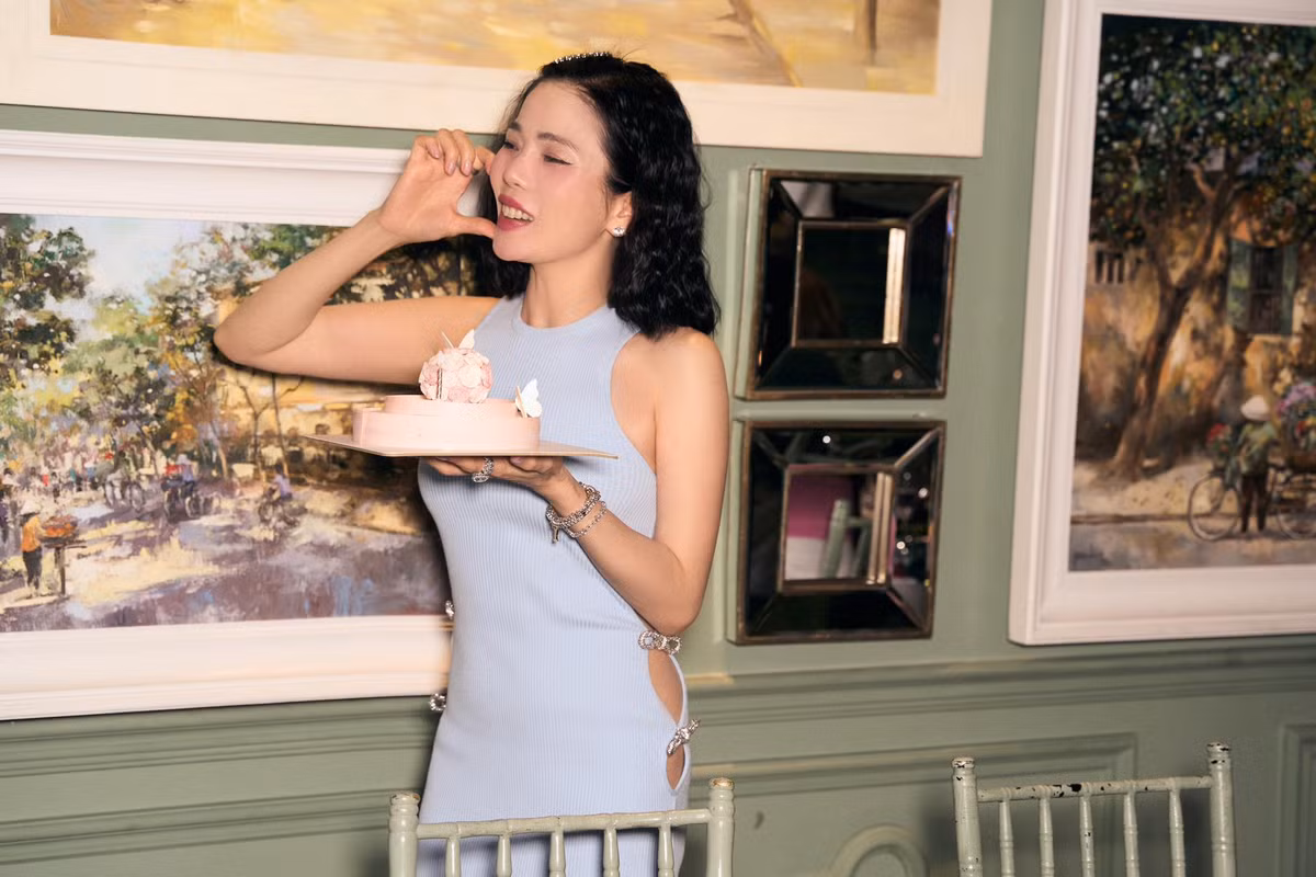 Điểm nhấn trong phong cách mới của Lệ Quyên chính là những chiếc váy ôm sát cơ thể. Ảnh: FB Lệ Quyên