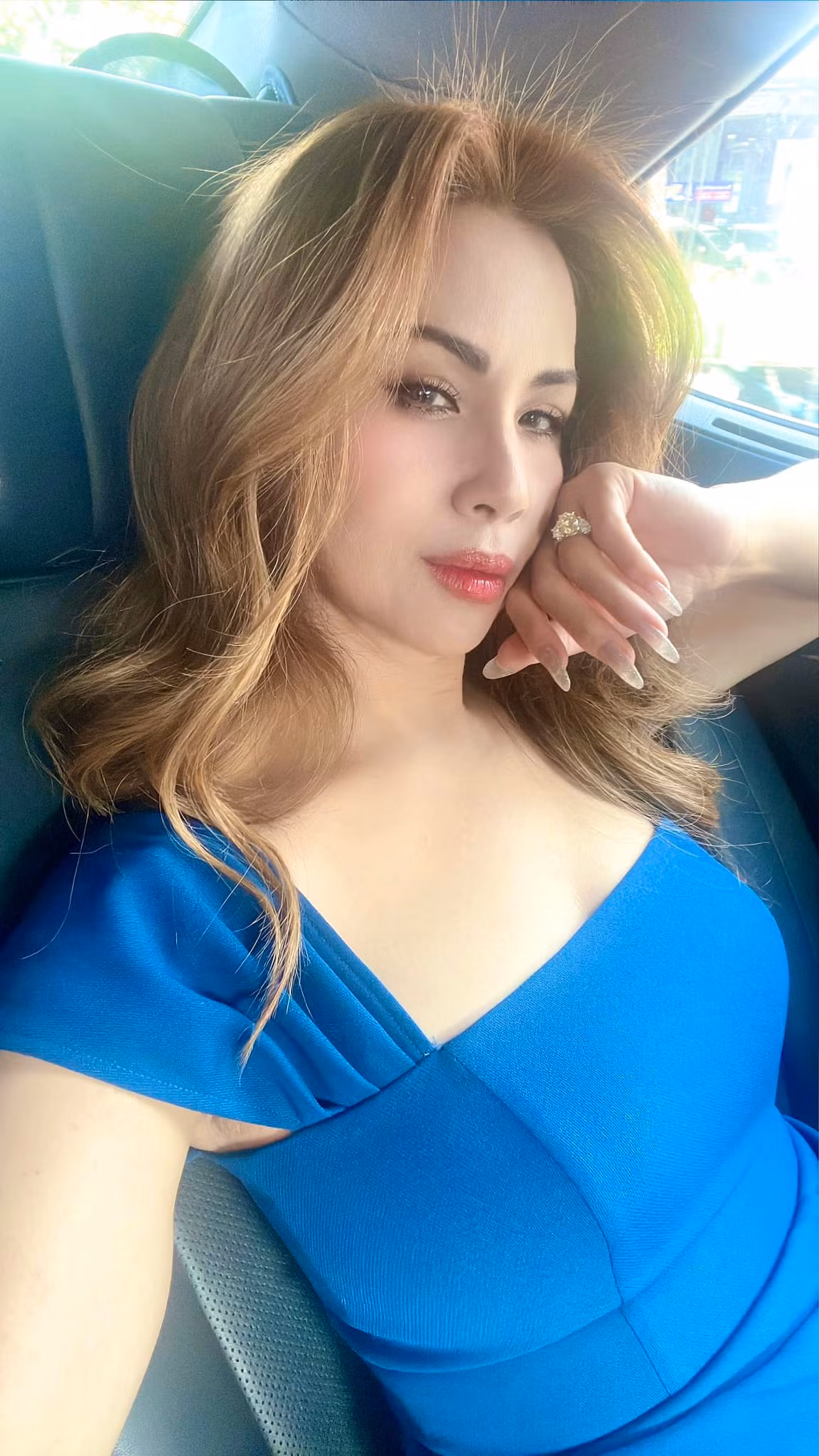 Bên cạnh đó, bí quyết của Minh Tuyết còn nằm ở đôi giày cao 20cm, giúp "ăn gian" chiều cao, hoàn thiện vẻ ngoài gợi cảm của cô. Ảnh: FB Minh Tuyet