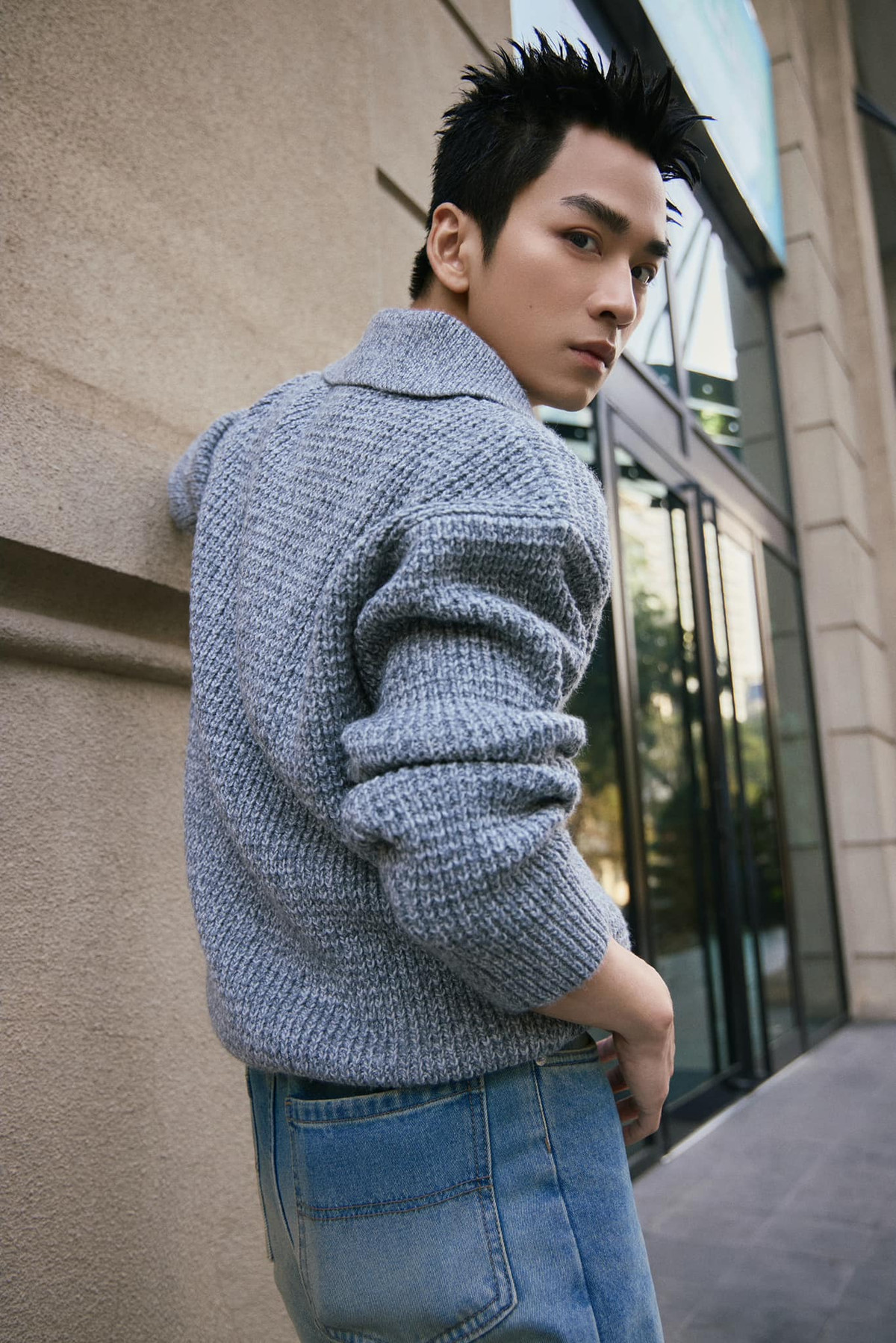 Anh cũng từng chia sẻ bản thân muốn tìm kiếm những vai diễn có khả năng biến chuyển tâm lý, có thể tàn ác, mưu mô và khó đoán, hay chính xác hơn là hóa thân vào những nhân vật phản diện. Ảnh: FB Trần Nghĩa