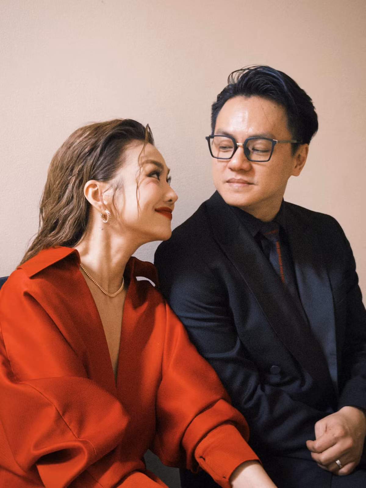 Siêu mẫu Thanh Hằng và chồng - nhạc trưởng Trần Nhật Minh nhìn nhau âu yếm. Ảnh: FB Thanh Hằng