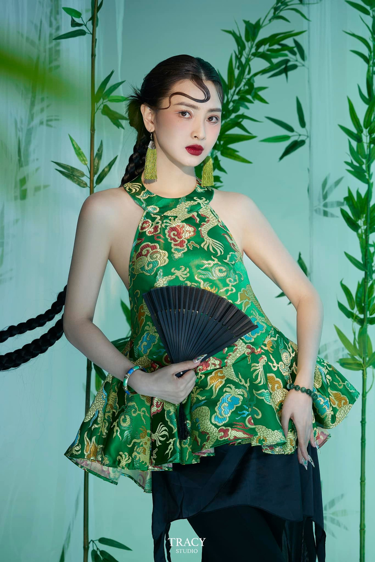 MC Huyền Trang (Mù Tạt) diện áo yếm gợi cảm. Ảnh: FB Nguyễn Huyền Trang