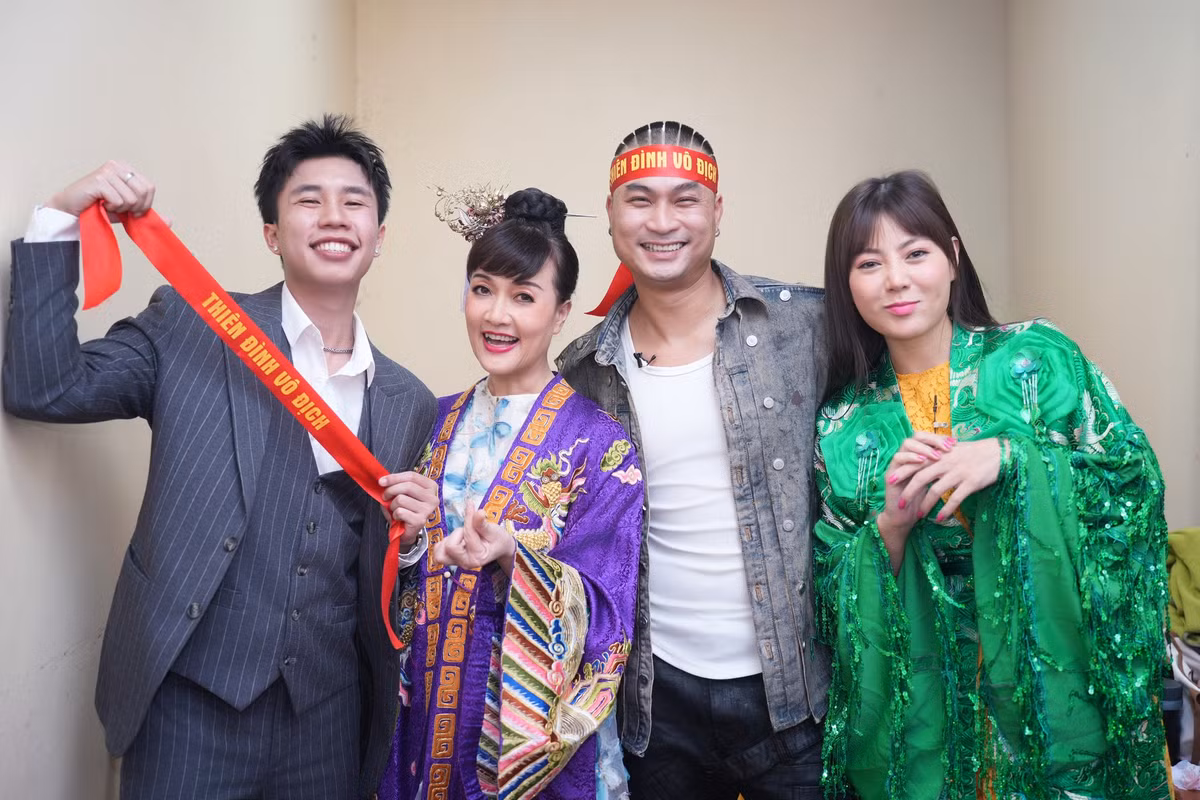 Vân Dung khoe ảnh hậu trường Táo quân. Ảnh: FB Vân Dung