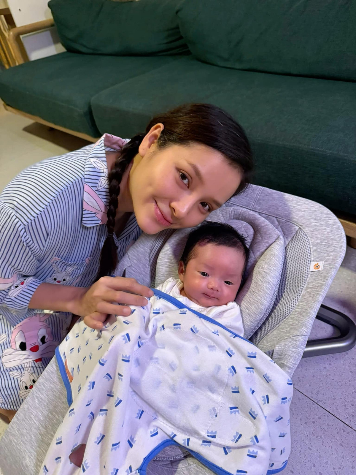 Phương Trinh Jolie chụp ảnh cùng con thứ 3 mới sinh. Ảnh: FB Phương Trinh Jolie