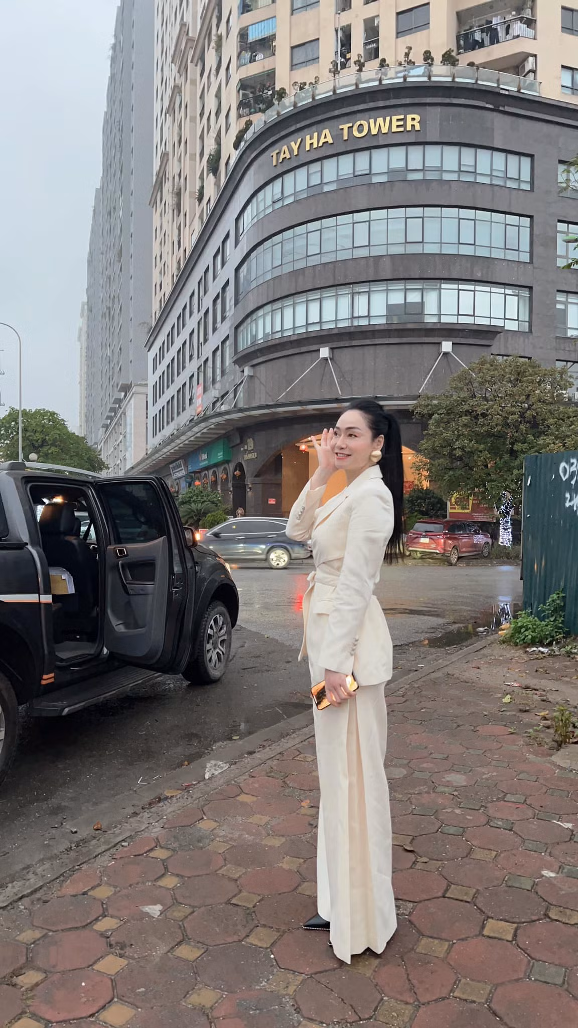 Diễn viên Quách Thu Phương diện trang phục công sở thanh lịch. Ảnh: FB Quách Thu Phương