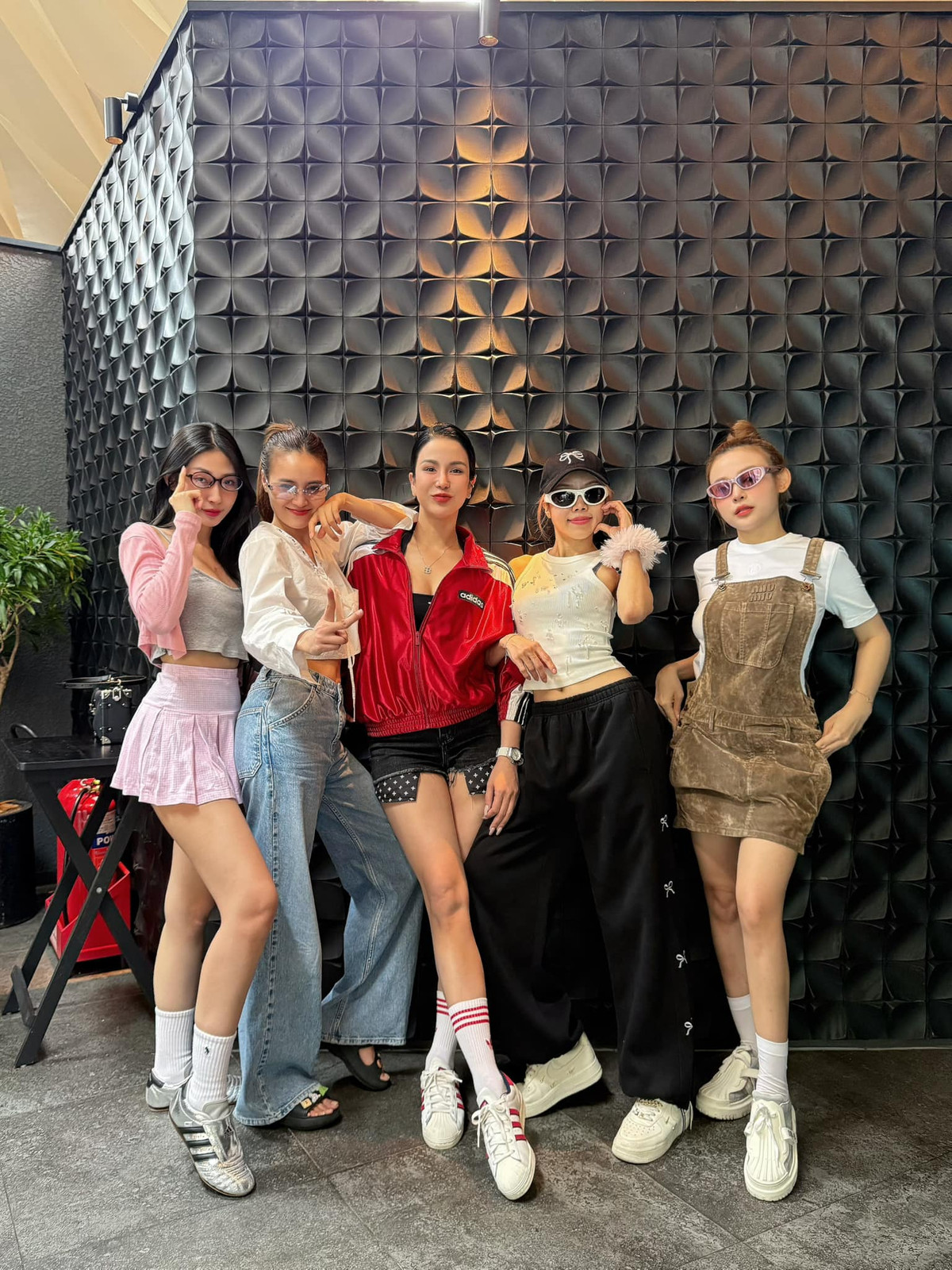 Diệp Lâm Anh tụ họp hội "chị đẹp" gồm Lan Ngọc, Huyền Baby, Trang Pháp và Khổng Tú Quỳnh. Ảnh: FB Diệp Lâm Anh