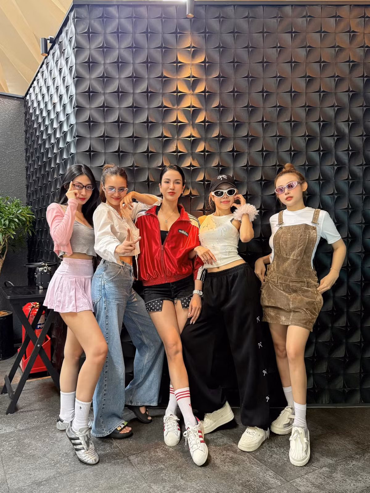 Diệp Lâm Anh tụ họp hội "chị đẹp" gồm Lan Ngọc, Huyền Baby, Trang Pháp và Khổng Tú Quỳnh. Ảnh: FB Diệp Lâm Anh