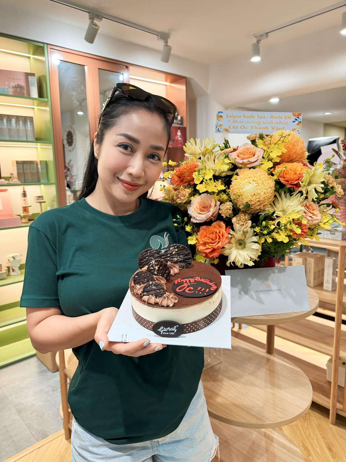 Ốc Thanh Vân chụp ảnh mừng sinh nhật. Ảnh: FB Ốc Thanh Vân