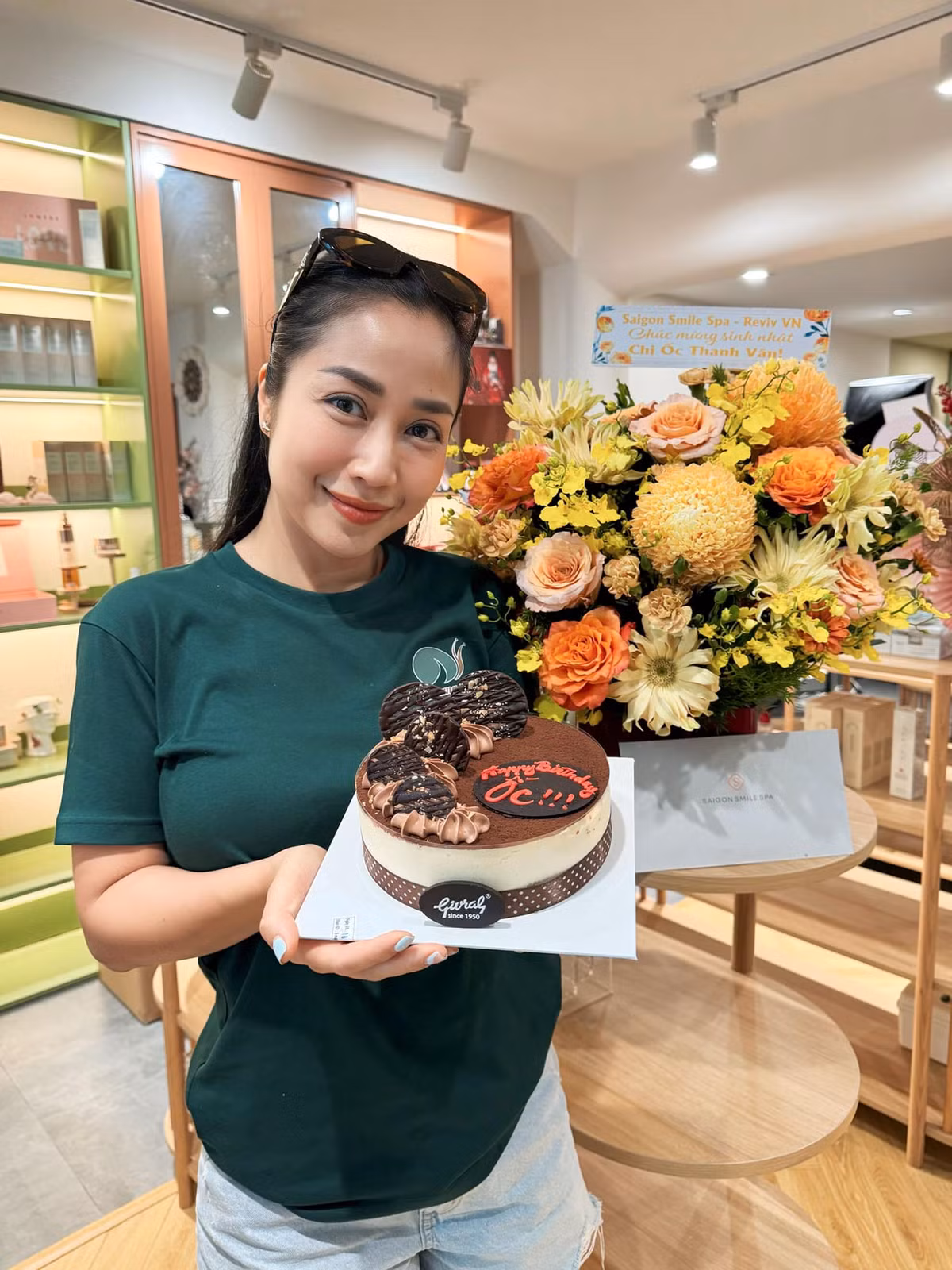 Ốc Thanh Vân chụp ảnh mừng sinh nhật. Ảnh: FB Ốc Thanh Vân