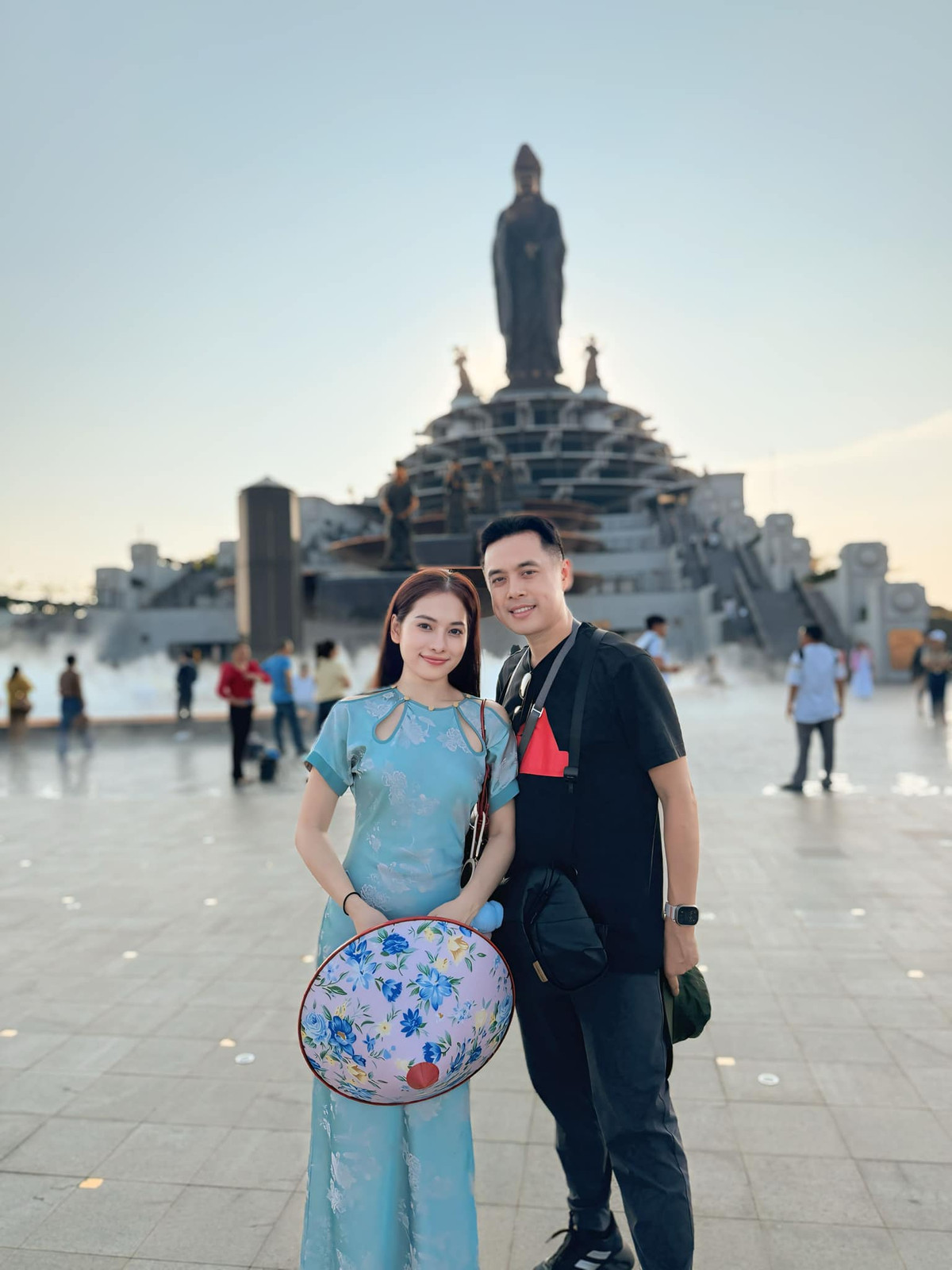 Nhạc sĩ Dương Khắc Linh cùng bà xã Sara Lưu đi chùa Bà Đen, cầu may mắn, bình an trong năm mới. Ảnh: FB Duong Khac Linh