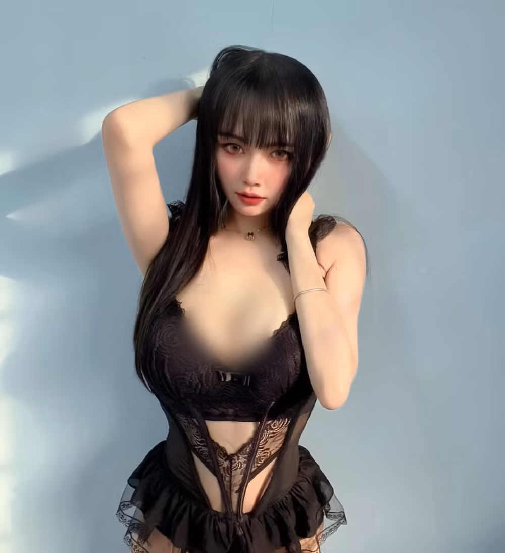 Người đẹp khiến người hâm mộ ngạc nhiên, choáng váng khi thường xuyên diện mốt áo hở chân ngực.