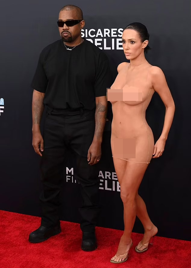 Người hâm mộ đã lên mạng xã hội bình luận về hành động của vợ chồng Kanye West: "Bianca Censori cần được cứu khỏi người đàn ông đó. Điều này thực sự đáng lo ngại", "Thật sốc nhưng cũng thật buồn, cô ấy đã bị chồng tẩy não"... (Ảnh: WireImage)