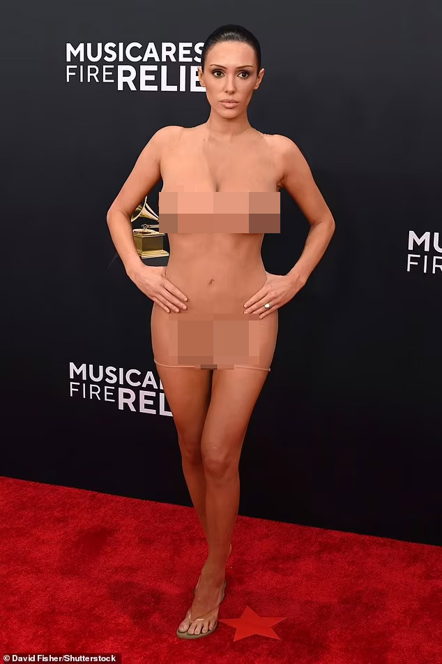 Với chiếc váy xuyên thấu này, Bianca Censori dường như khỏa thân khoe trọn body trên thảm đỏ Grammy. (Ảnh: Shutterstock)