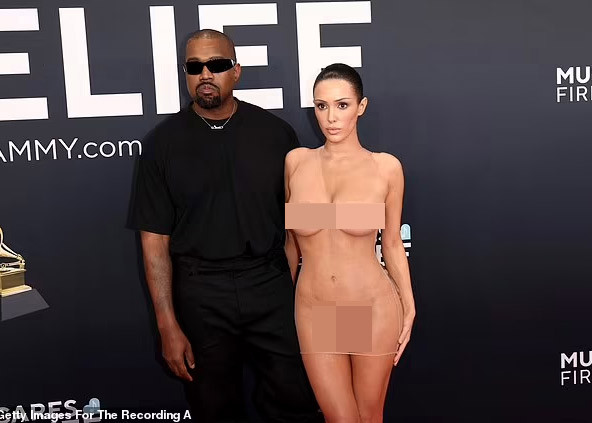 Trước những ánh mắt kinh ngạc của những người tham gia sự kiện, nữ kiến trúc sư 30 tuổi vẫn tự tin tạo dáng trước ống kính phóng viên. (Ảnh: Getty Images)