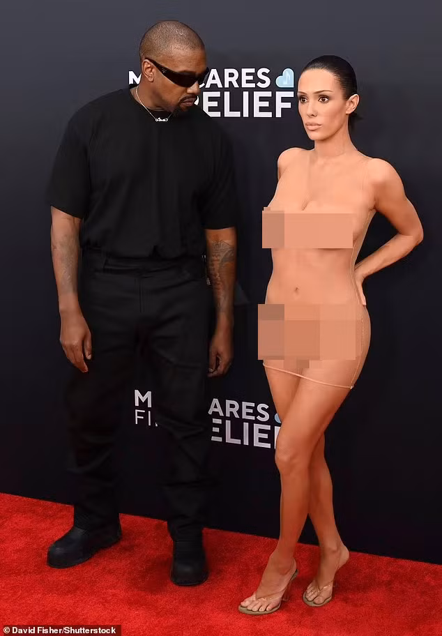 Xuất hiện trên thảm đỏ lễ trao giải Grammy Awards 2025 vào hôm 2/2/2025, vợ nam rapper Kanye West gây sốc khi mặc một chiếc váy lưới xuyên thấu màu nude và không mặc nội y. (Ảnh: Shutterstock)