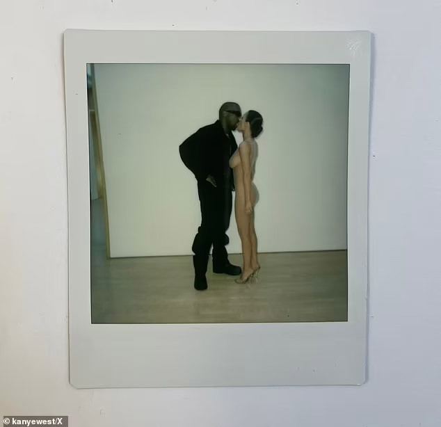 Có thông tin cho rằng cặp đôi này không được mời tới dự sự kiện và đã bị cảnh sát hộ tống ra ngoài sau hành động điên rồ. Tuy nhiên, một nguồn tin khác cho biết, họ "tự nguyện rời đi" và câu chuyện chính xác vẫn chưa rõ ràng. (Ảnh: Instagram)