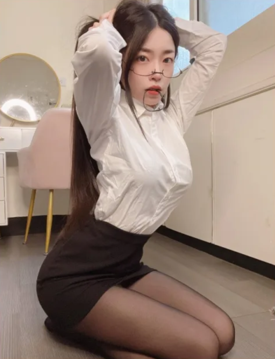 Thậm chí là cô còn tạo dáng gợi cảm trước ống kính, thu hút lượt theo dõi.