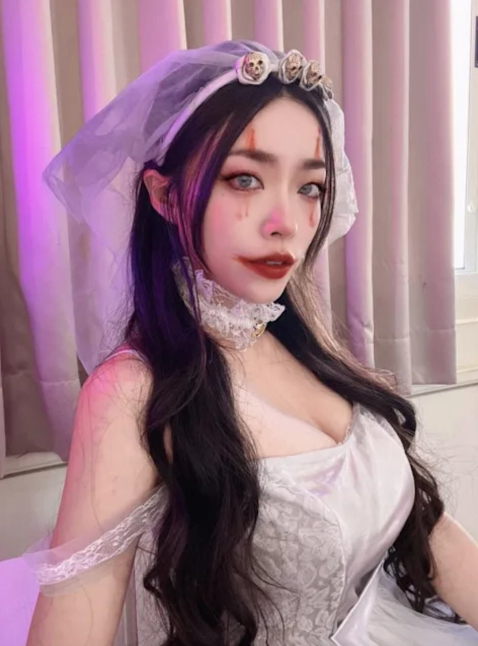 Nhờ ngoại hình nổi bật, cô nàng tiến vào hàng ngũ những hot girl mạng được nhiều người chú ý nhất.