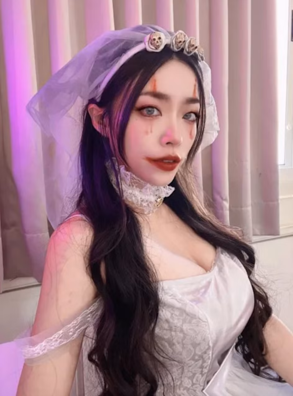 Nhờ ngoại hình nổi bật, cô nàng tiến vào hàng ngũ những hot girl mạng được nhiều người chú ý nhất.