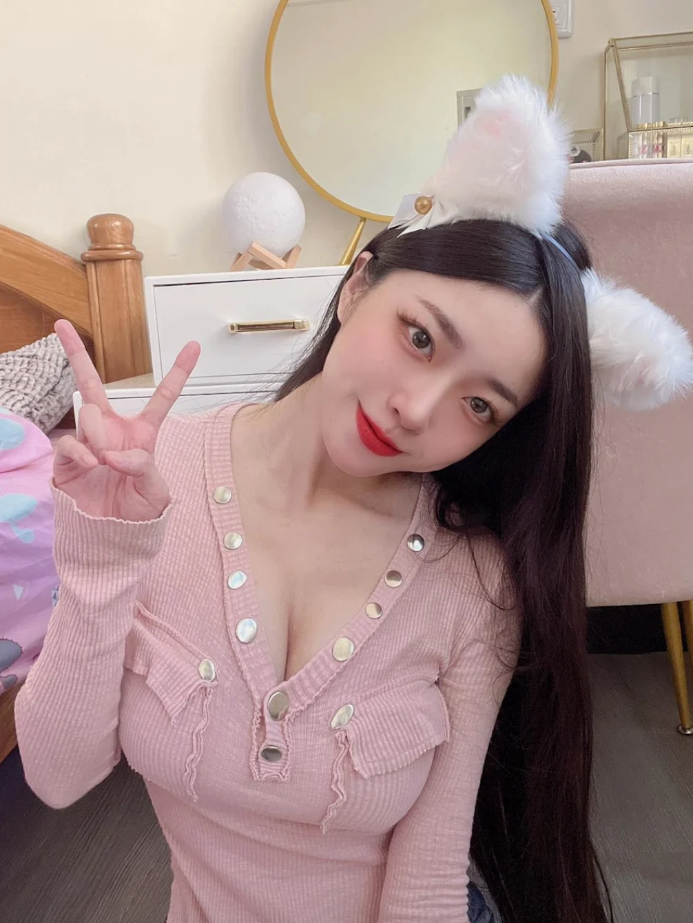 Vòng eo thon gọn chính là "vũ khí" lợi hại của Tiểu Nghiên, giúp cô nàng luôn nổi bật và quyến rũ trong mọi trang phục.