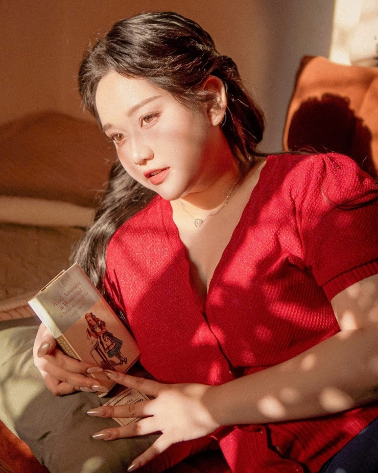 Họ nhận thấy ở Trúc Anh một vẻ đẹp gợi cảm rất riêng, không phải là sự mảnh mai thường thấy mà là sự đầy đặn, căng tràn sức sống. Ảnh: IG trucanhhh_