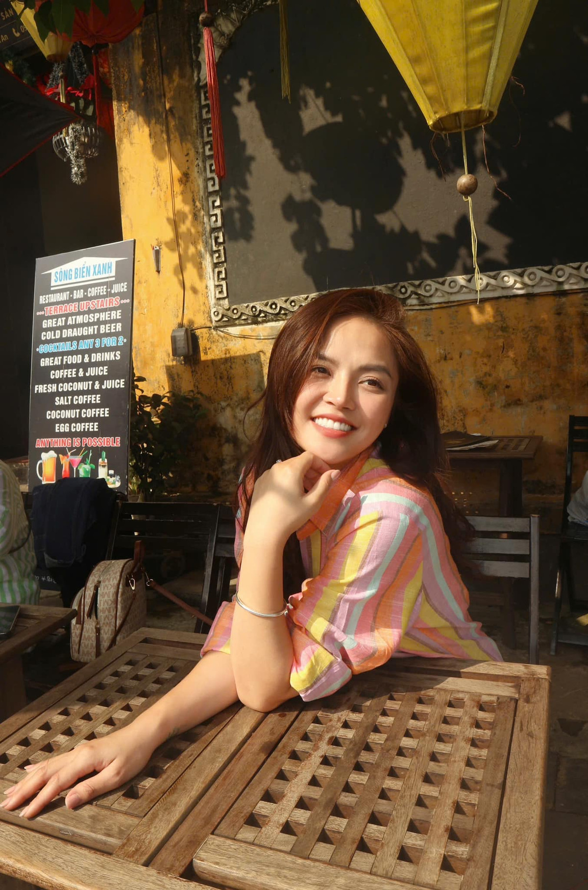 "Nắng chiếu lung linh muôn hoa vàng", Thu Quỳnh đăng ảnh mới. Ảnh: FB Nguyễn Thu Quỳnh