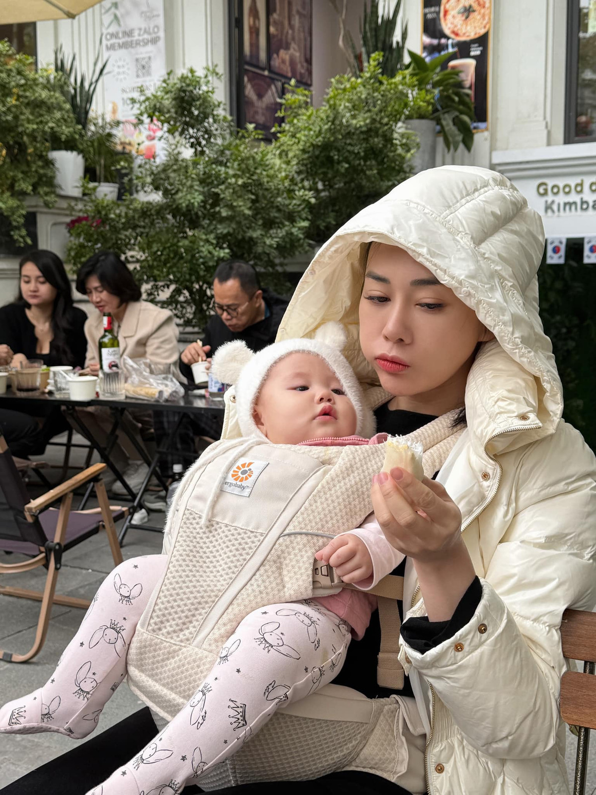 Diễn viên Phương Oanh chú thích ảnh: "Em, mẹ và miếng bò pía". Ảnh: FB Đỗ Phương Oanh