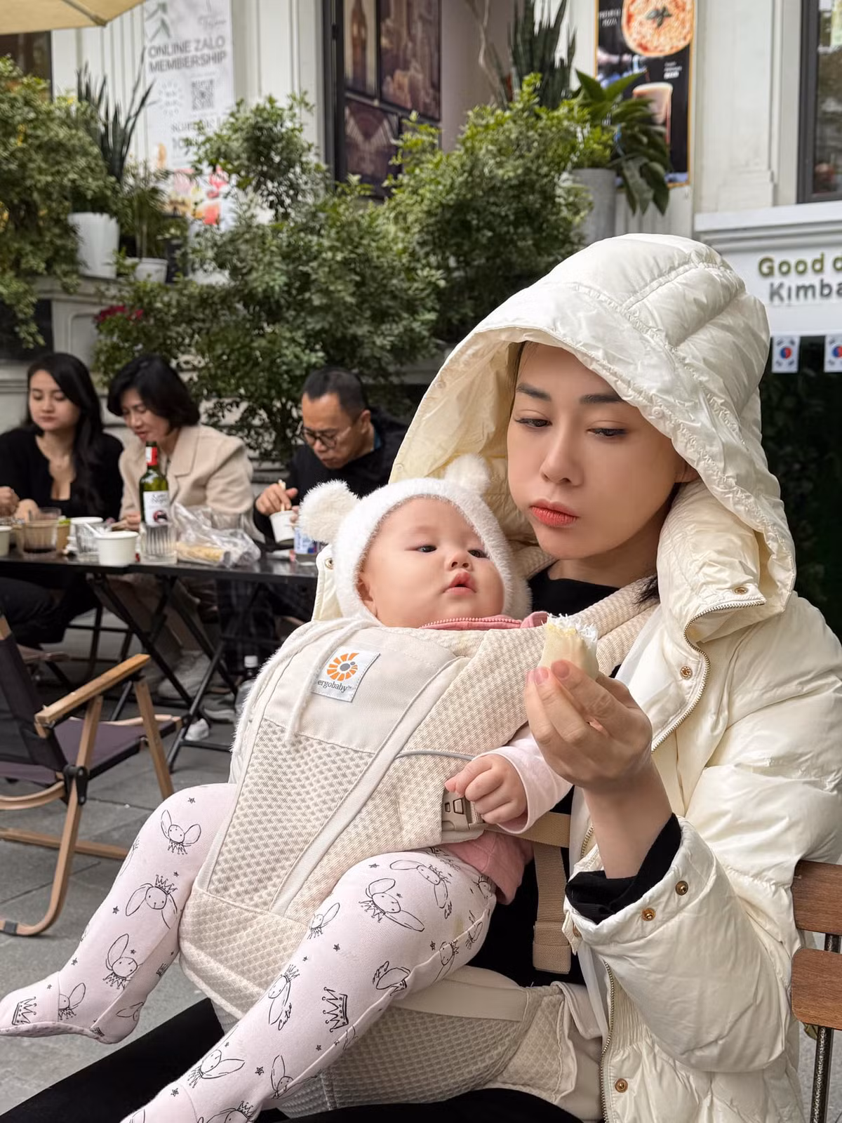 Diễn viên Phương Oanh chú thích ảnh: "Em, mẹ và miếng bò pía". Ảnh: FB Đỗ Phương Oanh