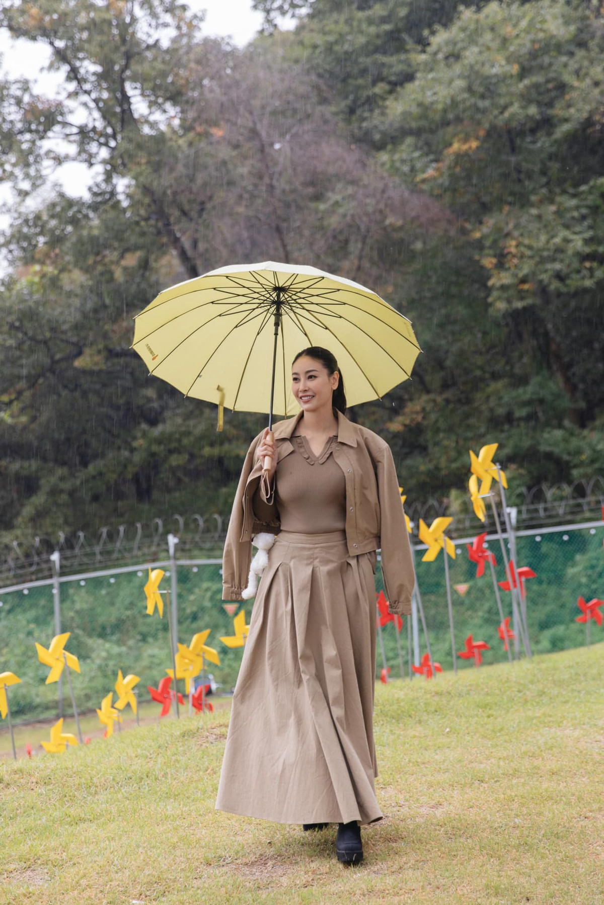 "Ước mơ được đặt chân đến biên giới giữa Bắc Hàn và Nam Hàn để tận mắt nhìn thấy khung cảnh trong bộ phim “Hạ cánh nơi anh” đã trở thành hiện thực", Hà Kiều Anh hoàn thành mơ ước. Ảnh: FB Ha Kieu Anh