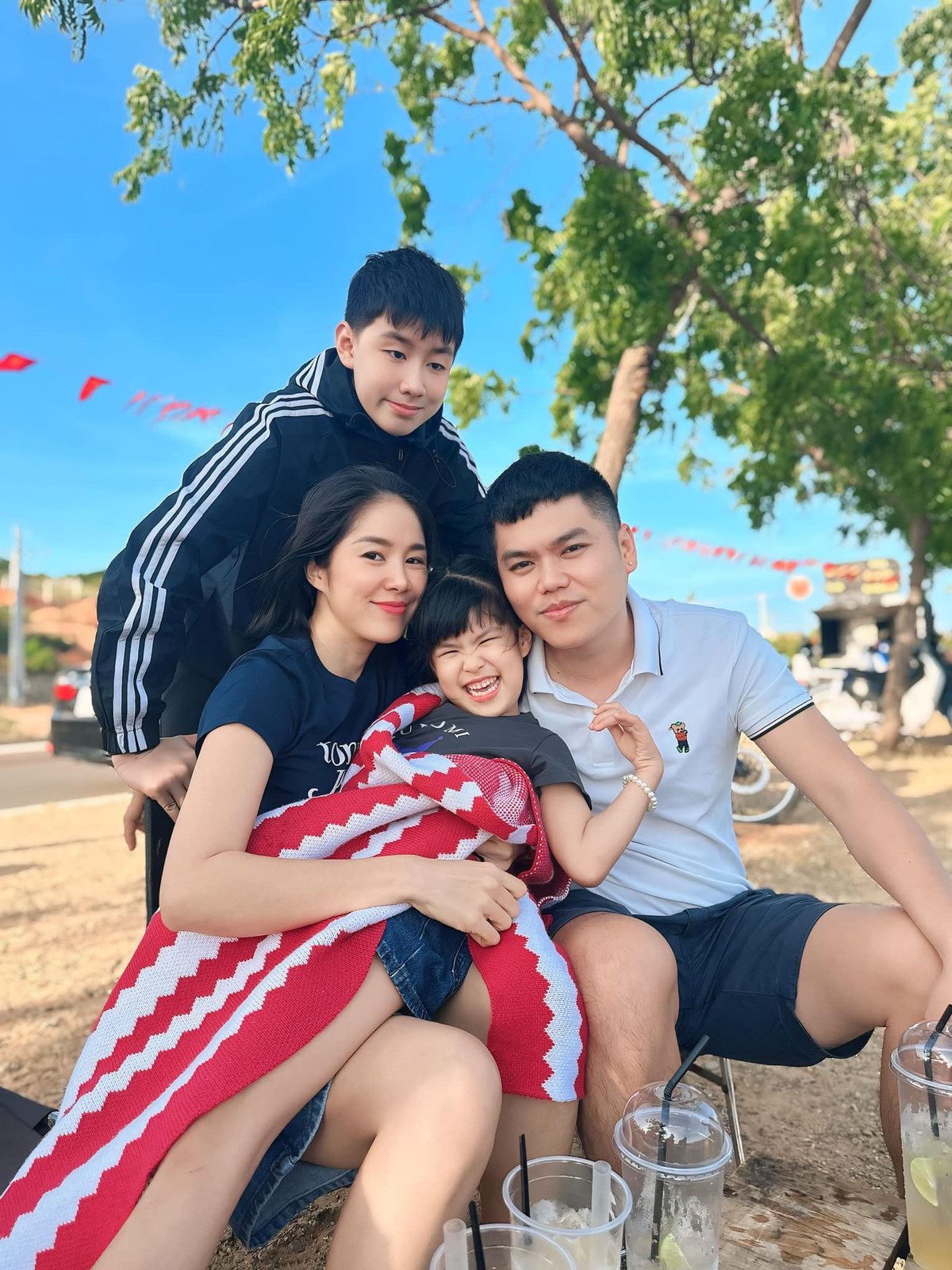 Vợ chồng Lê Phương - Trung Kiên đưa các con đi du lịch biển, tái tạo năng lượng sau một năm bận rộn. Ảnh: FB Lê Phương