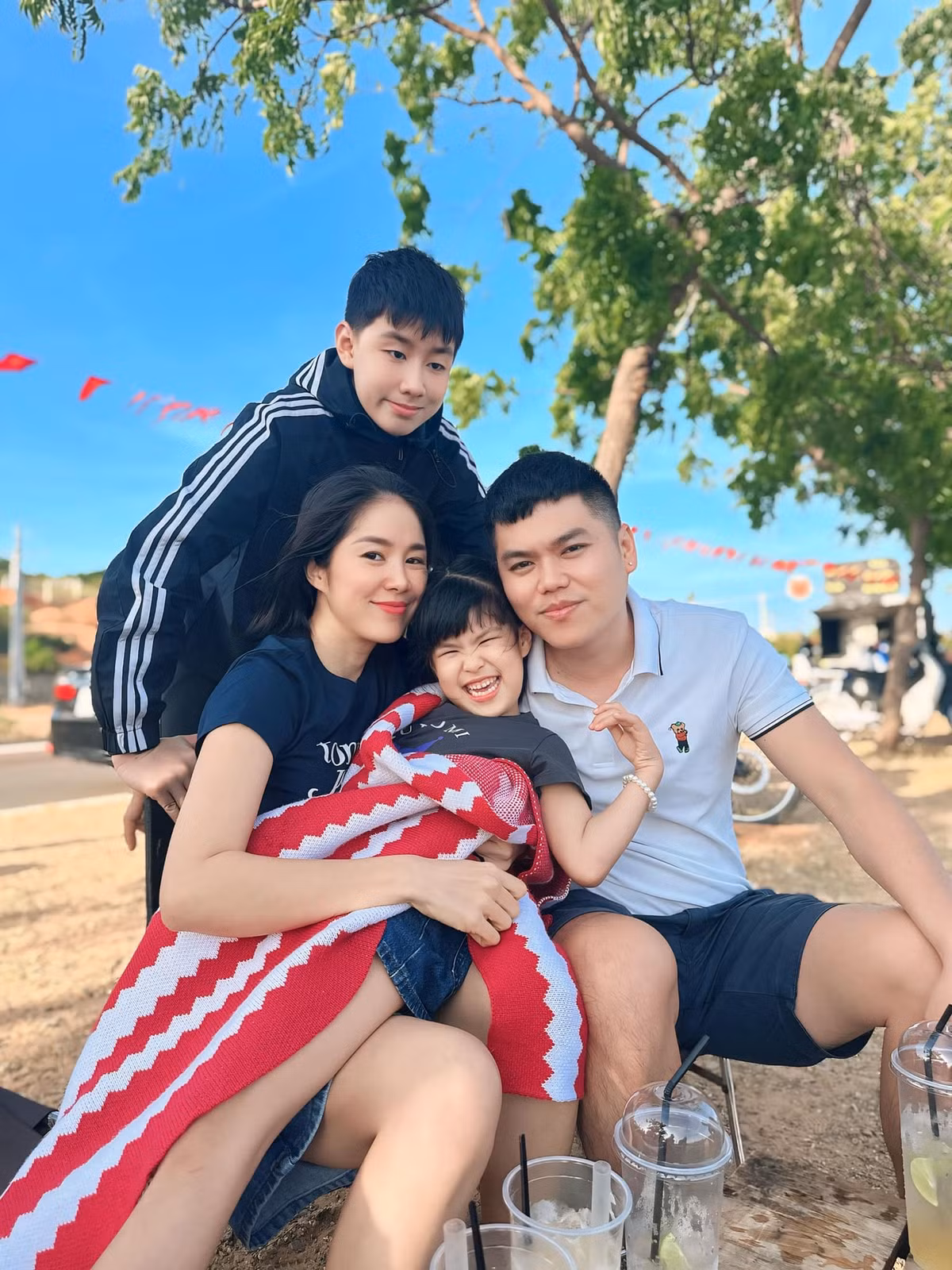 Vợ chồng Lê Phương - Trung Kiên đưa các con đi du lịch biển, tái tạo năng lượng sau một năm bận rộn. Ảnh: FB Lê Phương