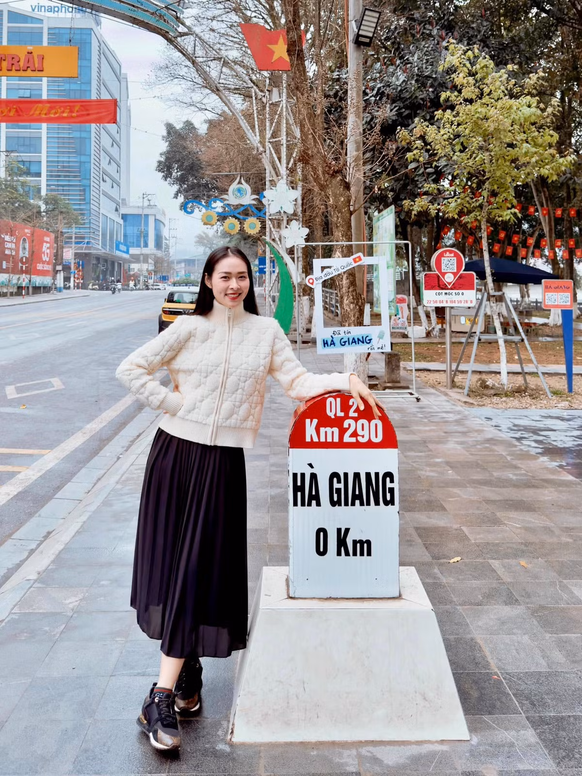 Diệp Bảo Ngọc đi công tác Hà Giang, check-in tại cột mốc km số 0 nằm ở trung tâm thành phố. Ảnh: FB Diệp Bảo Ngọc