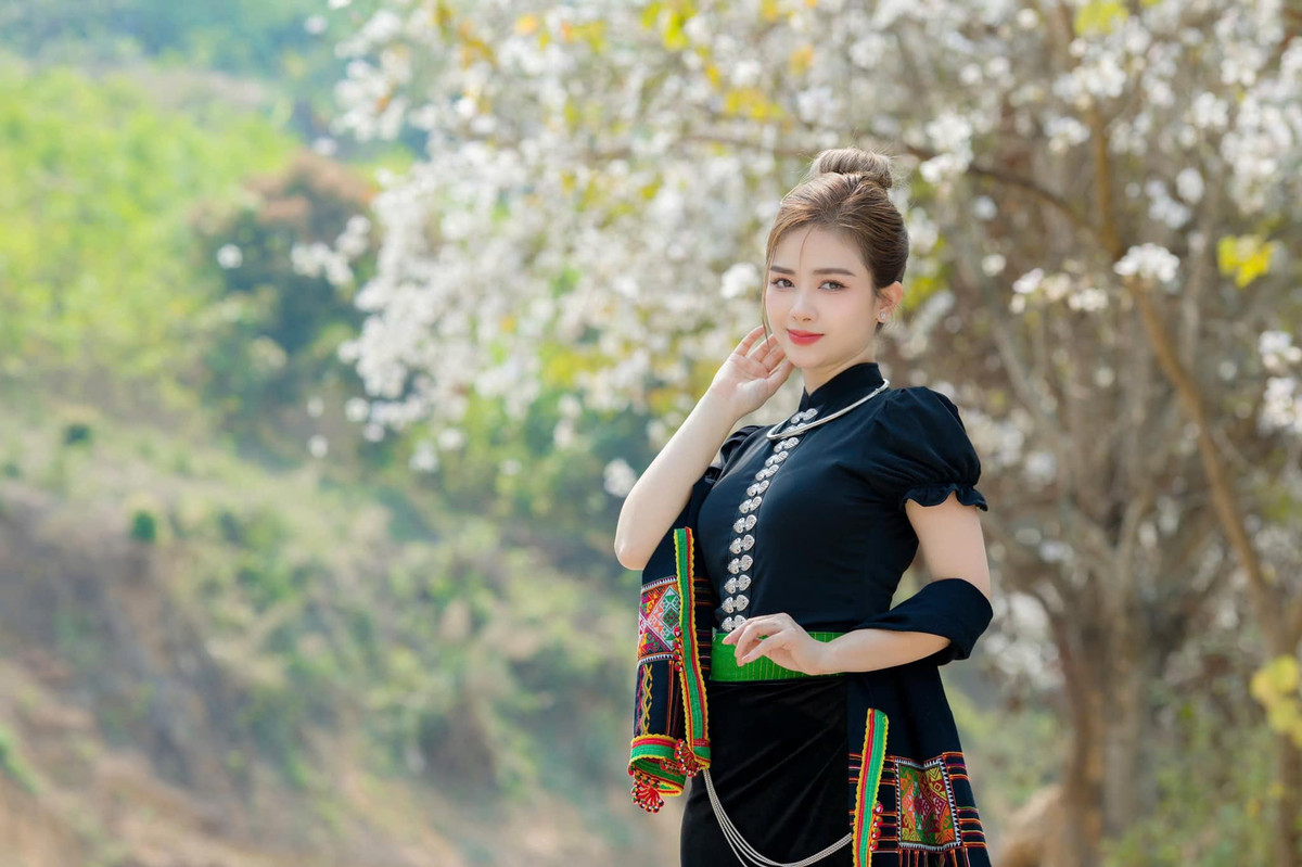 Dương Hoàng Yến thích thú diện trang phục dân tộc Thái. Ảnh: FB Dương Hoàng Yến