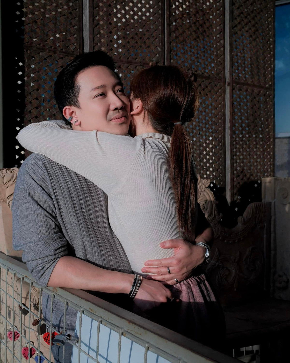 Trấn Thành chia sẻ loạt ảnh chụp cùng bà xã Hari Won trong chuyến lưu diễn ở Mỹ. Cặp đôi liên tục trao nhau những cử chỉ tình tứ. Ảnh: FB Trấn Thành