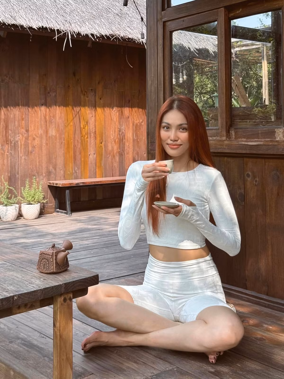 Người đẹp Lan Khuê đi nghỉ dưỡng, thảnh thơi thưởng trà. Ảnh: FB Lan Khue