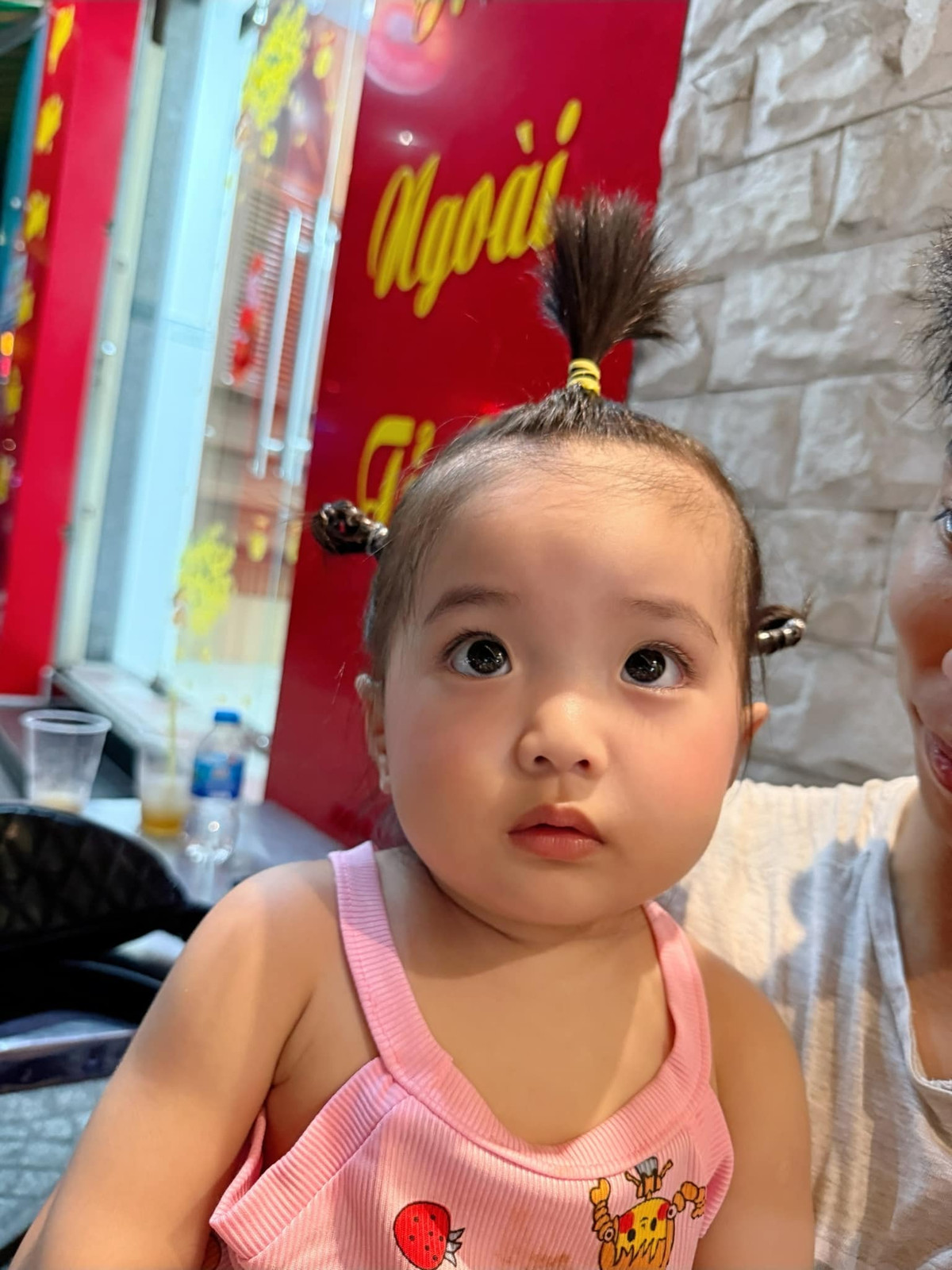 Khánh Thi chia sẻ hình ảnh con gái út với mái tóc "cây dừa". Ảnh: FB Nguyen Khanh Thi