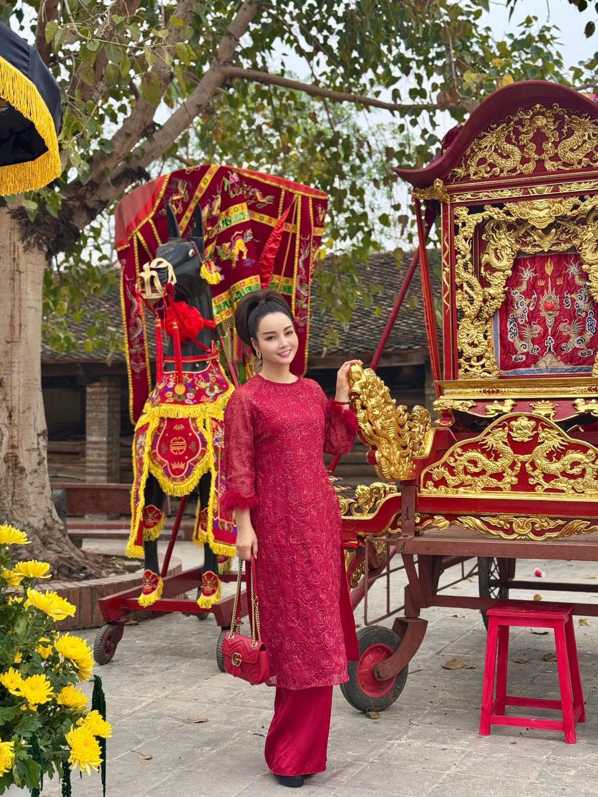 Mai Thu Huyền tham quan một hội làng ở Từ Sơn - Bắc Ninh. Ảnh: FB Mai Thu Huyen