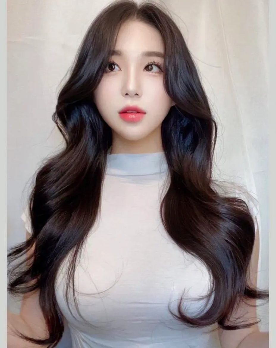 Cô thường xuyên diện những trang phục bó sát, trễ nải, áo khoét sâu để khoe trọn vóc dáng nóng bỏng của mình.